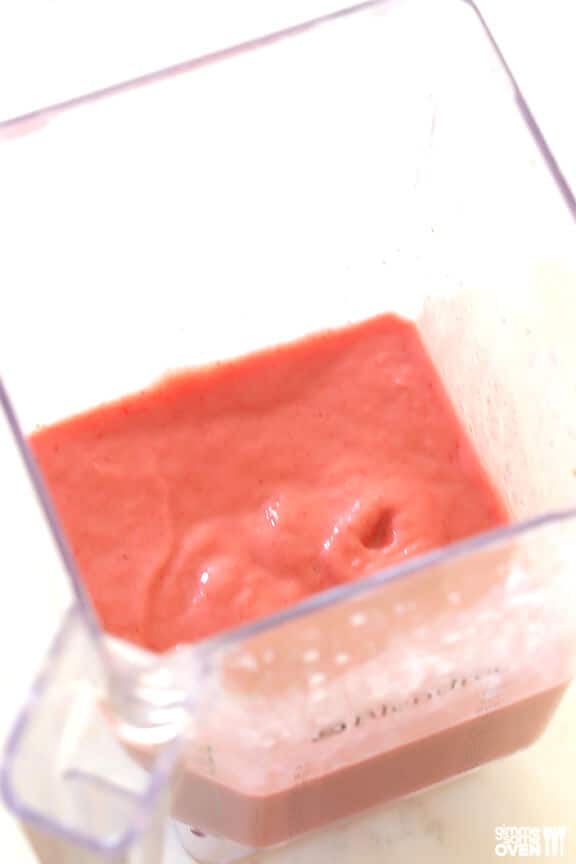 This Strawberry Banana Smoothie recipe is easy to make with just 5 ingredients, and always tastes so delicious! | gimmesomeoven.com #smoothie #strawberry #banana #breakfast #snack #healthy #glutenfree #vegan #vegetarian Strawberry Banana Smoothie in Blender