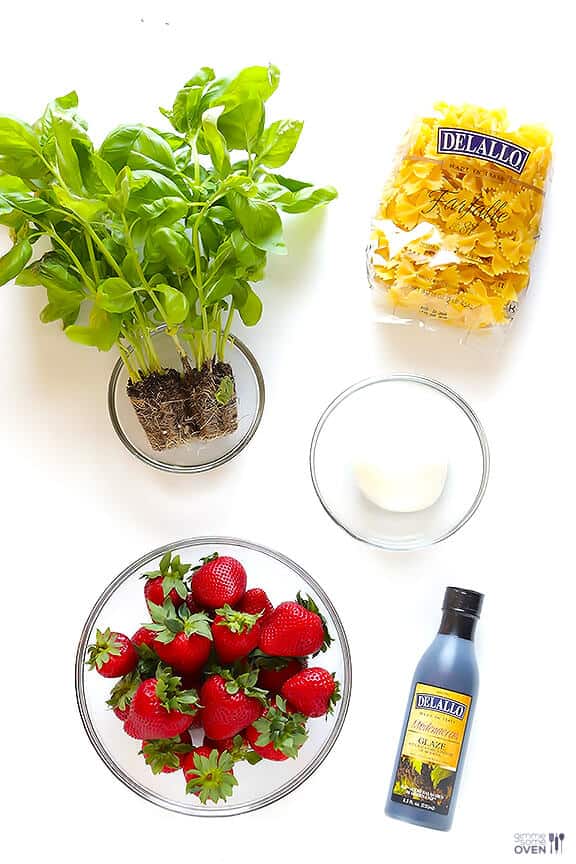 5 Ingredient Strawberry Caprese Pasta Salad | gimmesomeoven.com #easy #recipe #vegetarian 5 Ingredient Strawberry Caprese Pasta Salad | gimmesomeoven.com #easy #recipe #vegetarian