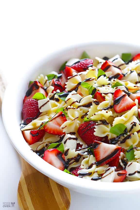 5 Ingredient Strawberry Caprese Pasta Salad | gimmesomeoven.com #easy #recipe #vegetarian 5 Ingredient Strawberry Caprese Pasta Salad | gimmesomeoven.com #easy #recipe #vegetarian
