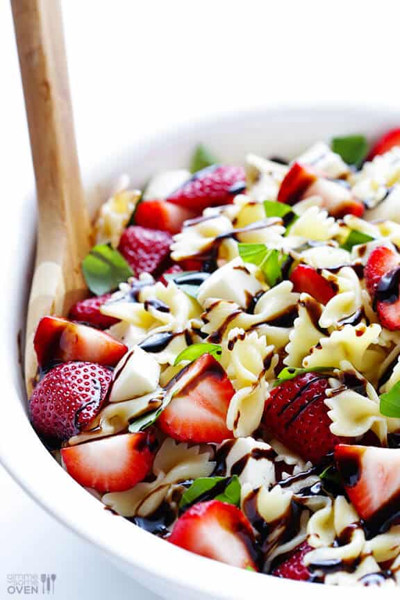 5 Ingredient Strawberry Caprese Pasta Salad | gimmesomeoven.com #easy #recipe #vegetarian 5 Ingredient Strawberry Caprese Pasta Salad | gimmesomeoven.com #easy #recipe #vegetarian