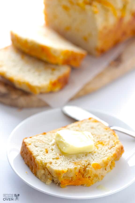 Garlic Cheddar Beer Bread | gimmesomeoven.com #recipe Garlic Cheddar Beer Bread | gimmesomeoven.com #recipe