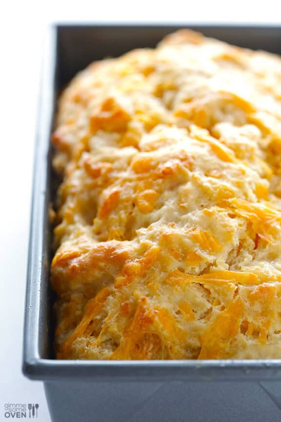 Garlic Cheddar Beer Bread | gimmesomeoven.com #recipe Garlic Cheddar Beer Bread | gimmesomeoven.com #recipe