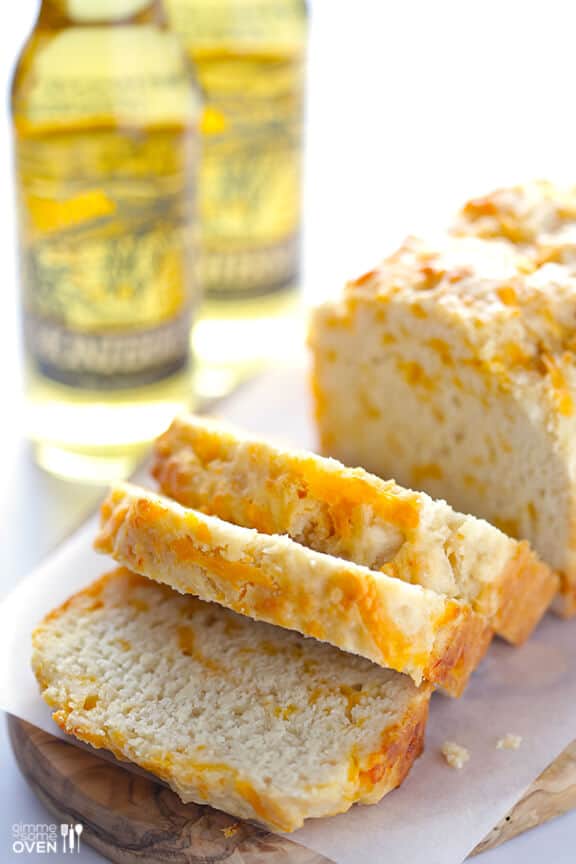 Garlic Cheddar Beer Bread | gimmesomeoven.com #recipe Garlic Cheddar Beer Bread | gimmesomeoven.com #recipe