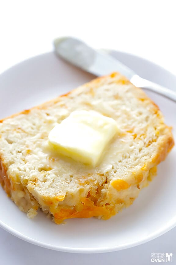 Garlic Cheddar Beer Bread | gimmesomeoven.com #recipe Garlic Cheddar Beer Bread | gimmesomeoven.com #recipe