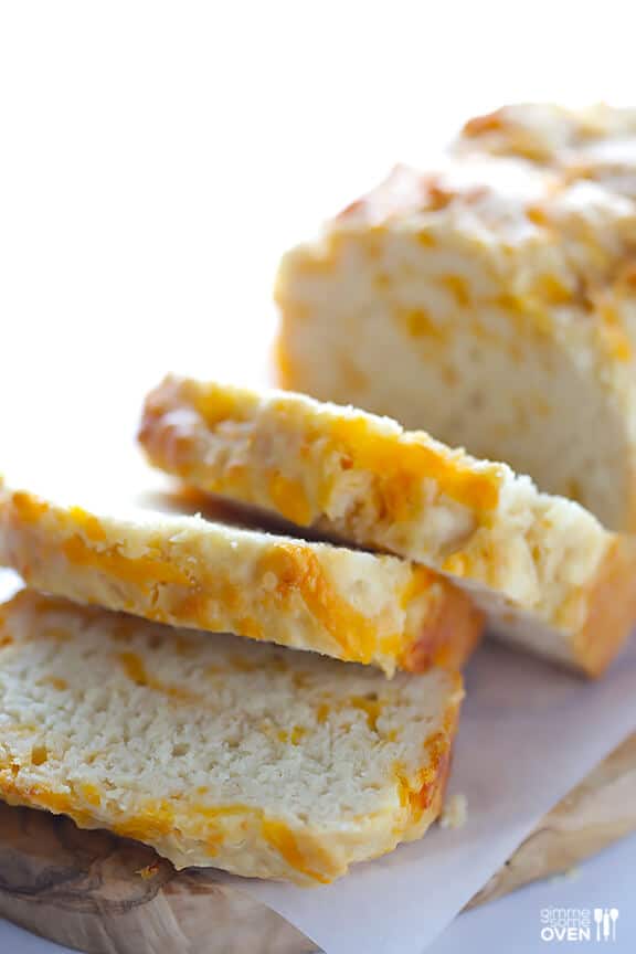 Garlic Cheddar Beer Bread | gimmesomeoven.com #recipe Garlic Cheddar Beer Bread | gimmesomeoven.com #recipe