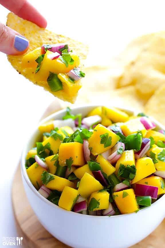 Love this 5-ingredient fresh mango salsa recipe! It's easy to make, and tastes great as a dip with chips, or sprinkled as a topping on any number of Mexican dishes. | Gimme Some Oven #mango #salsa #mexican #recipe #healthy #glutenfree #vegan 5-Ingredient Mango Salsa Recipe