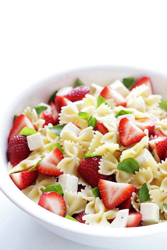 5 Ingredient Strawberry Caprese Pasta Salad | gimmesomeoven.com #easy #recipe #vegetarian 5 Ingredient Strawberry Caprese Pasta Salad | gimmesomeoven.com #easy #recipe #vegetarian
