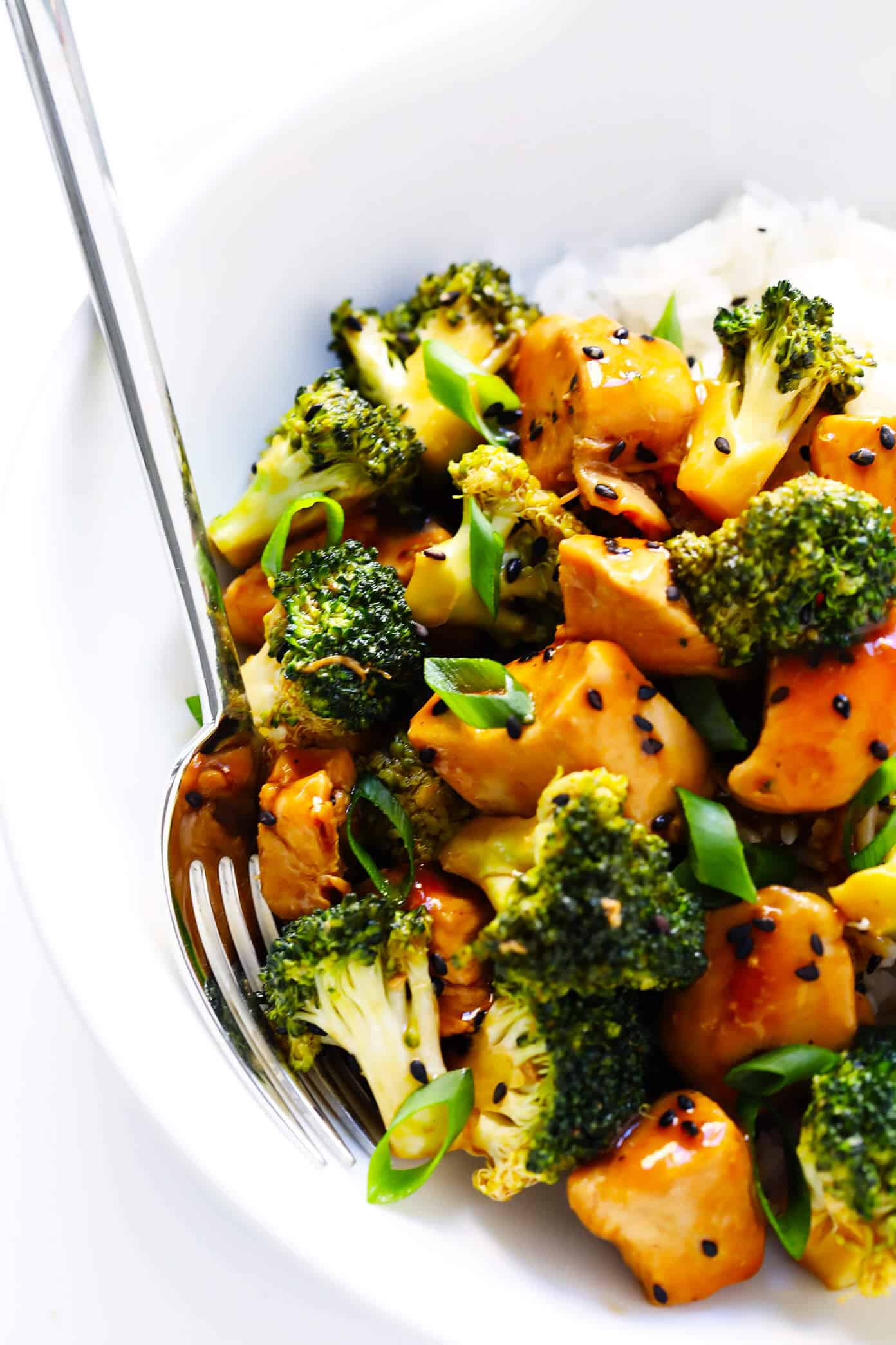 This delicious Chicken and Broccoli recipe is super quick and easy to make, it's full of great flavor, and it's perfect to meal prep for lunch and dinner throughout the week. | Gimme Some Oven #broccolichicken #chickenrecipes #healthyrecipes #dinnerrecipes