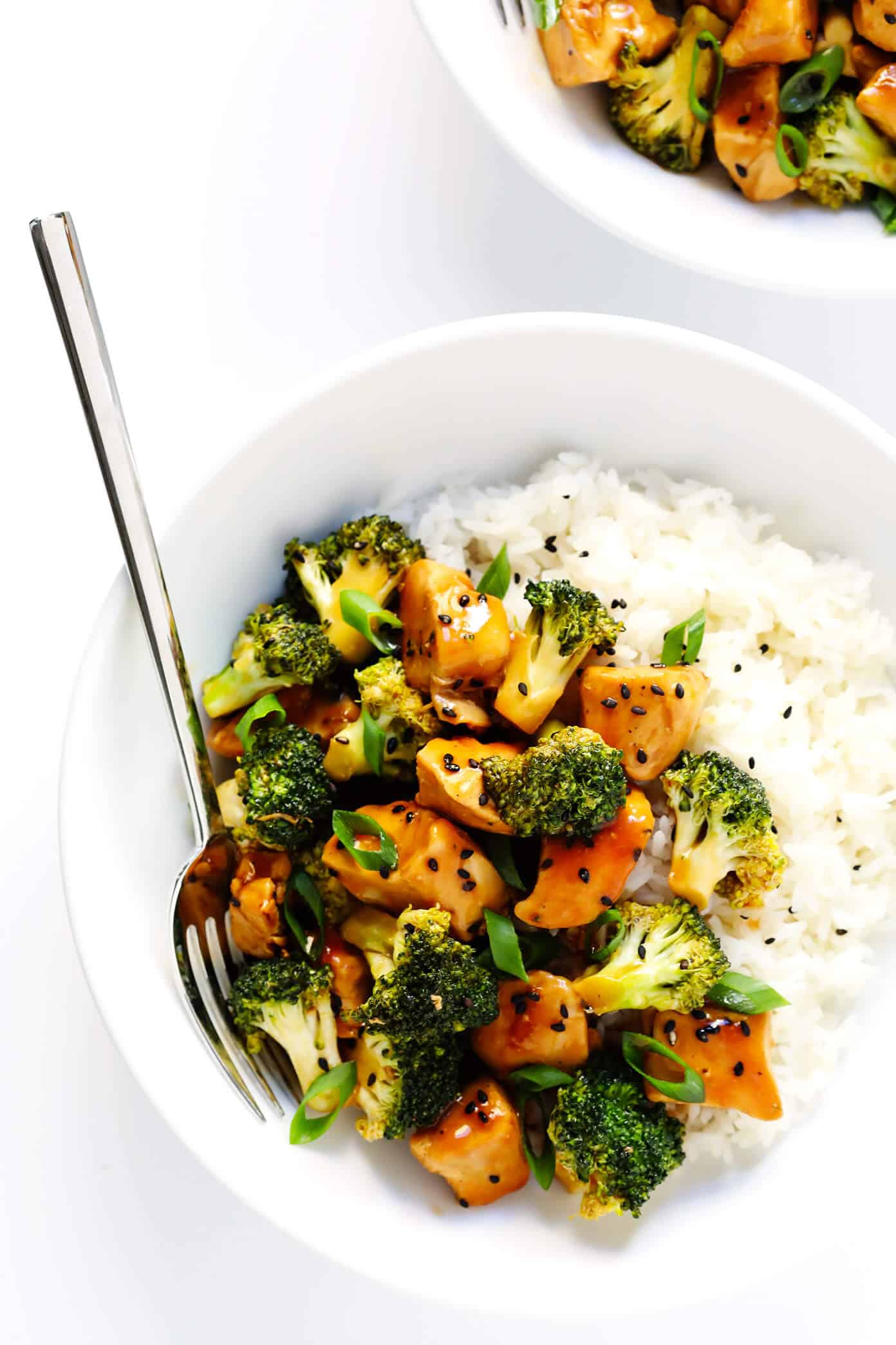 This delicious Chicken and Broccoli recipe is super quick and easy to make, it's full of great flavor, and it's perfect to meal prep for lunch and dinner throughout the week. | Gimme Some Oven #broccolichicken #chickenrecipes #healthyrecipes #dinnerrecipes