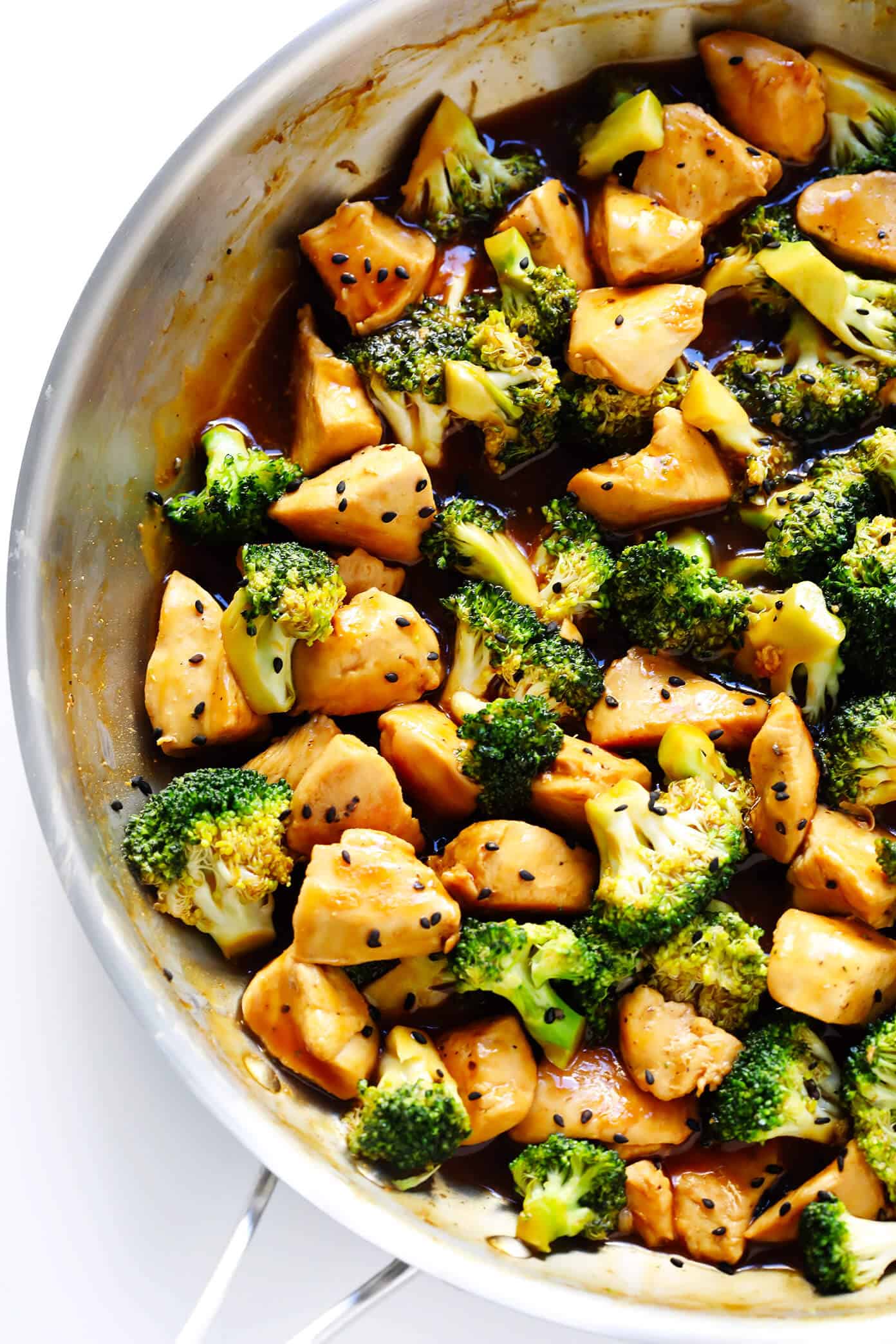 This delicious Chicken and Broccoli recipe is super quick and easy to make, it's full of great flavor, and it's perfect to meal prep for lunch and dinner throughout the week. | Gimme Some Oven #broccolichicken #chickenrecipes #healthyrecipes #dinnerrecipes