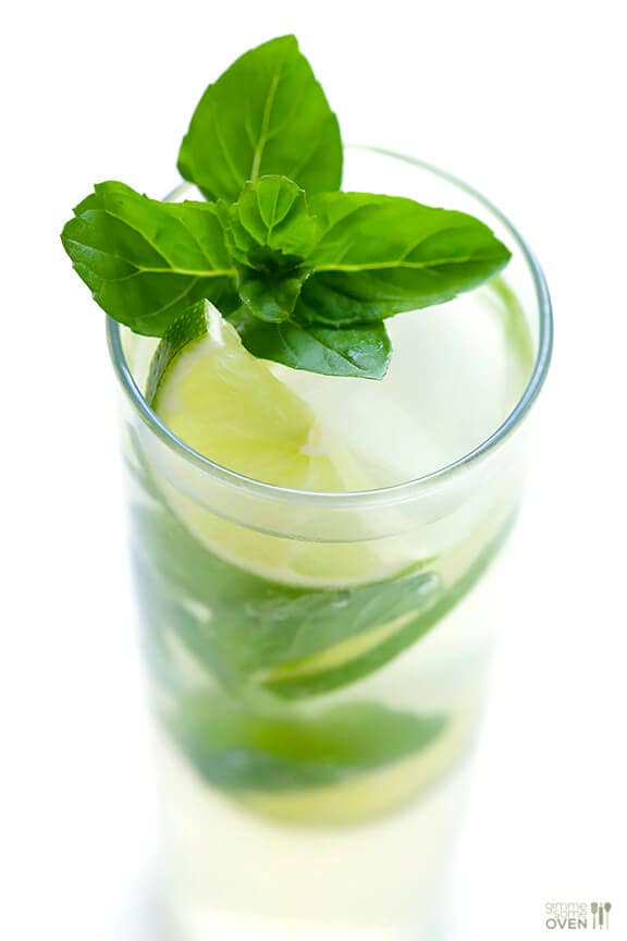 Ginger Beer Mojito -- All you need are 4 ingredients and 1 minute to make this fresh and tasty drink! | gimmesomeoven.com #cocktail #mocktail #recipe Ginger Beer Mojito -- All you need are 4 ingredients and 1 minute to make this fresh and tasty drink! | gimmesomeoven.com #cocktail #mocktail #recipe