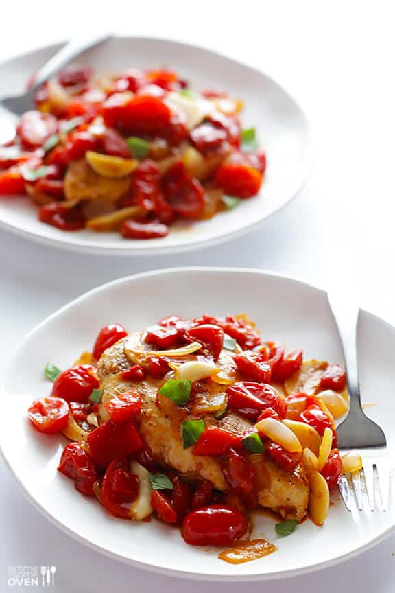 Easy Italian Chicken Skillet Recipe -- fresh, flavorful and ready to go in less than 30 minutes! gimmesomeoven.com #italian #chicken Easy Italian Chicken Skillet Recipe -- fresh, flavorful and ready to go in less than 30 minutes! gimmesomeoven.com #italian #chicken