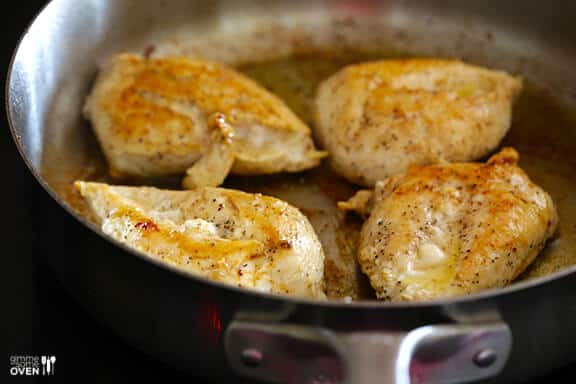 Easy Italian Chicken Skillet Recipe -- fresh, flavorful and ready to go in less than 30 minutes! gimmesomeoven.com #italian #chicken Easy Italian Chicken Skillet Recipe -- fresh, flavorful and ready to go in less than 30 minutes! gimmesomeoven.com #italian #chicken