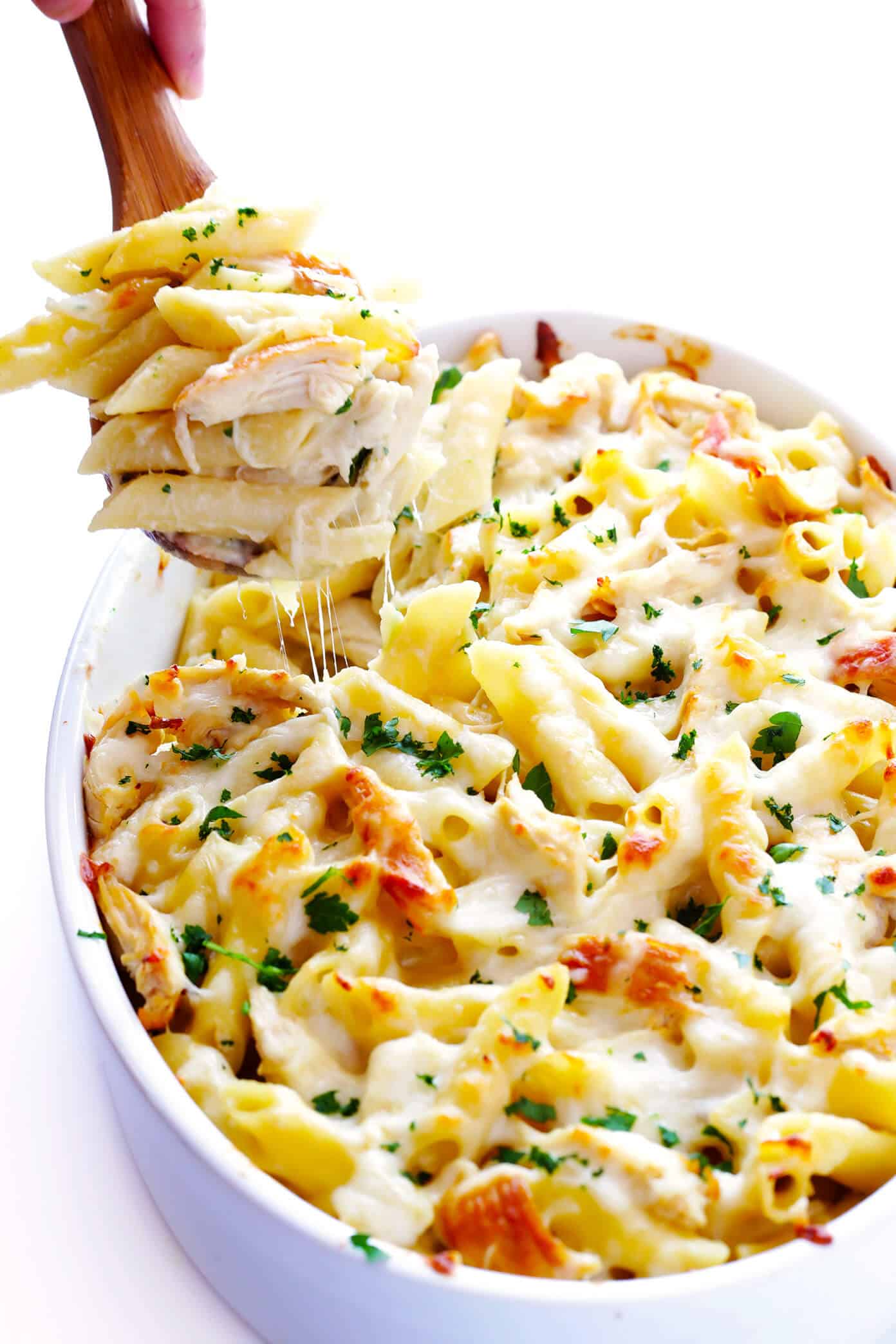 LOVE this Chicken Alfredo Baked Ziti recipe! It's made with a lightened-up creamy alfredo sauce, mozzarella and Parmesan cheese, your choice of pasta, plus any extra veggies you'd like to add. An easy Italian dinner recipe that everyone will love! | Gimme Some Oven #bakedziti #chicken #alfredo #italian #dinner #pasta #recipe Chicken Alfredo Baked Ziti