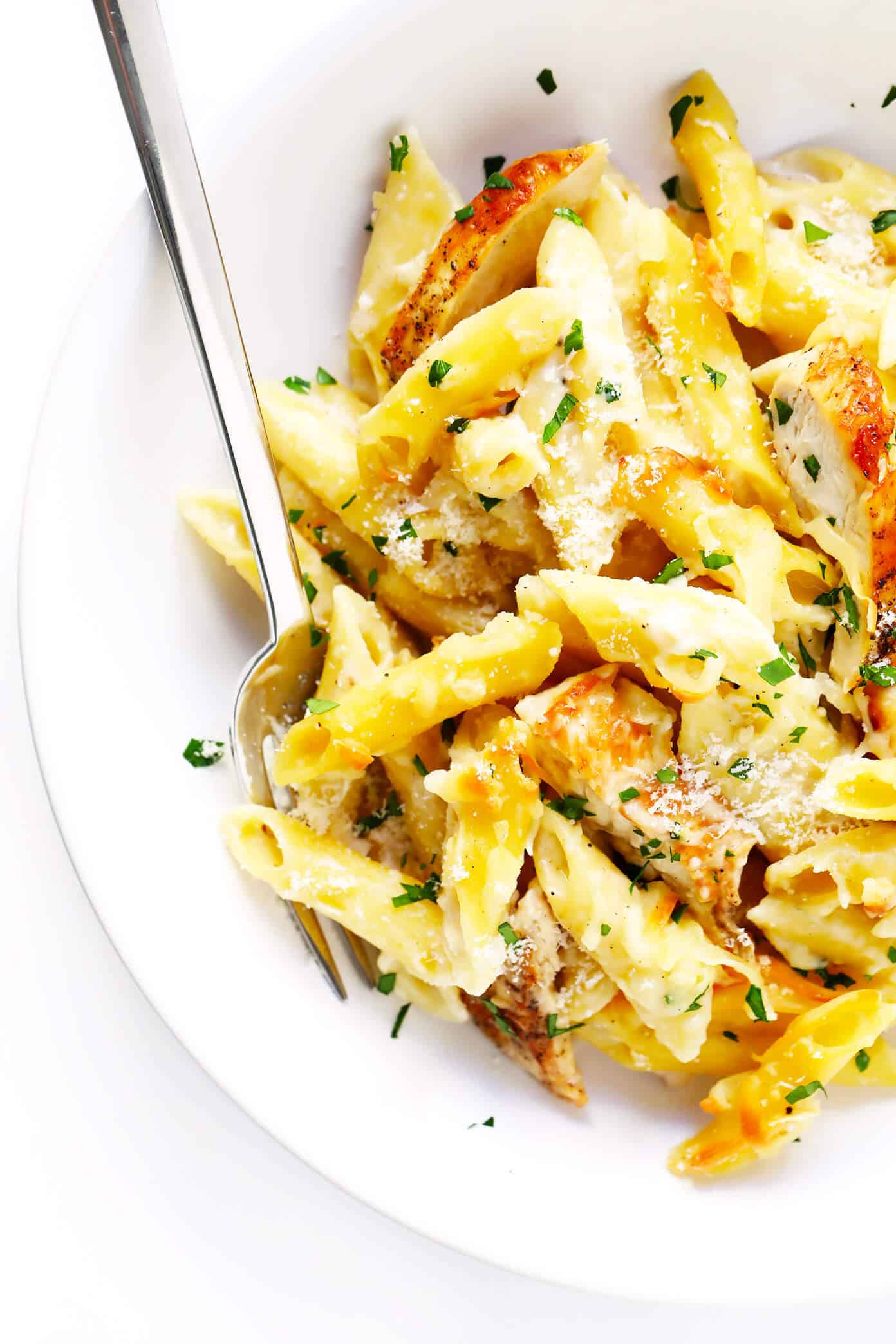 LOVE this Chicken Alfredo Baked Ziti recipe! It's made with a lightened-up creamy alfredo sauce, mozzarella and Parmesan cheese, your choice of pasta, plus any extra veggies you'd like to add. An easy Italian dinner recipe that everyone will love! | Gimme Some Oven #bakedziti #chicken #alfredo #italian #dinner #pasta #recipe Chicken Alfredo Baked Ziti with Parmesan