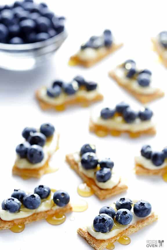 Easy Blueberry "Cheesecake" Bites -- all you need are 4 ingredients to make this quick and easy dessert/snack | gimmesomeoven.com Easy Blueberry "Cheesecake" Bites -- all you need are 4 ingredients to make this quick and easy dessert/snack | gimmesomeoven.com