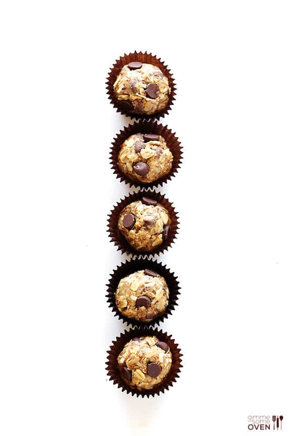 Cashew Dark Chocolate Energy Bites | gimmesomeoven.com #glutenfree #vegan Cashew Dark Chocolate Energy Bites | gimmesomeoven.com #glutenfree #vegan