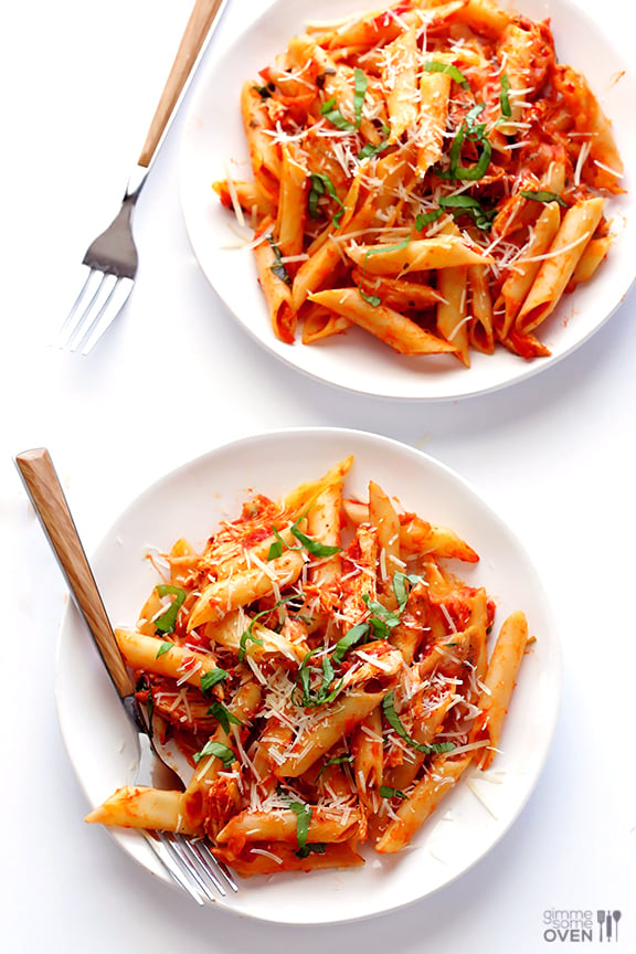 Chicken Parmesan Baked Ziti -- all you need are 6 simple ingredients for this comforting and delicious dish! | gimmesomeoven.com Chicken Parmesan Baked Ziti -- all you need are 6 simple ingredients for this comforting and delicious dish! | gimmesomeoven.com