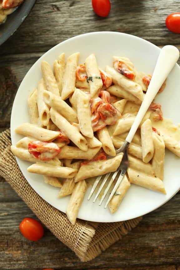 Creamy Vegan Garlic Pasta with Roasted Tomatoes | minimalistbaker.com Creamy Vegan Garlic Pasta with Roasted Tomatoes | minimalistbaker.com