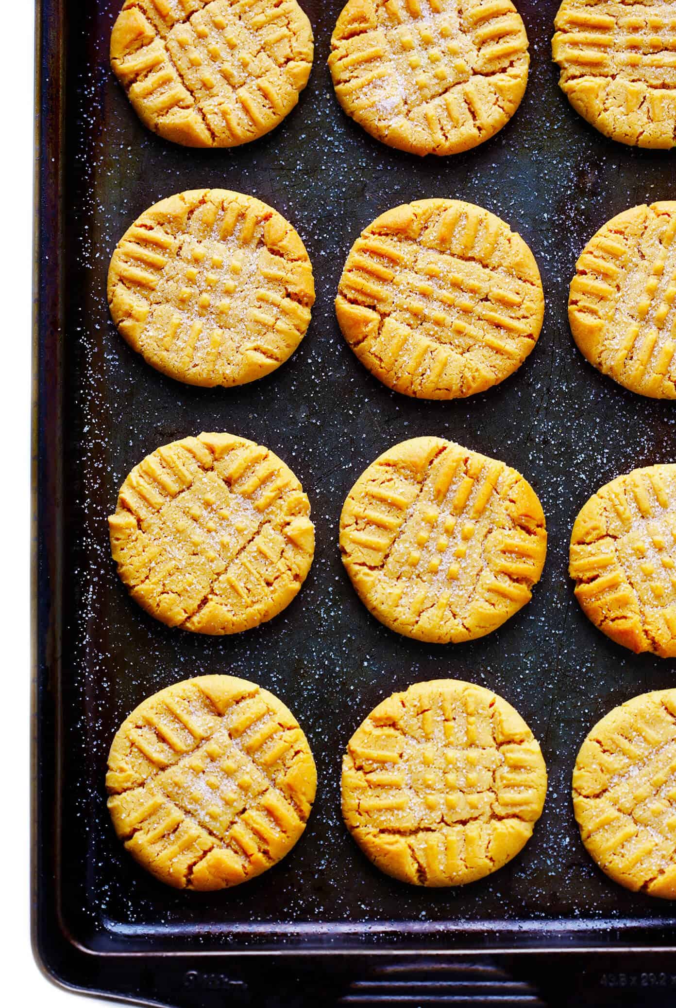 These classic Peanut Butter Cookies are perfectly soft, thick, chewy, and completely delicious! | Gimme Some Oven #peanutbutter #cookies #dessert #sweets #christmas #baking How To Make Peanut Butter Cookies