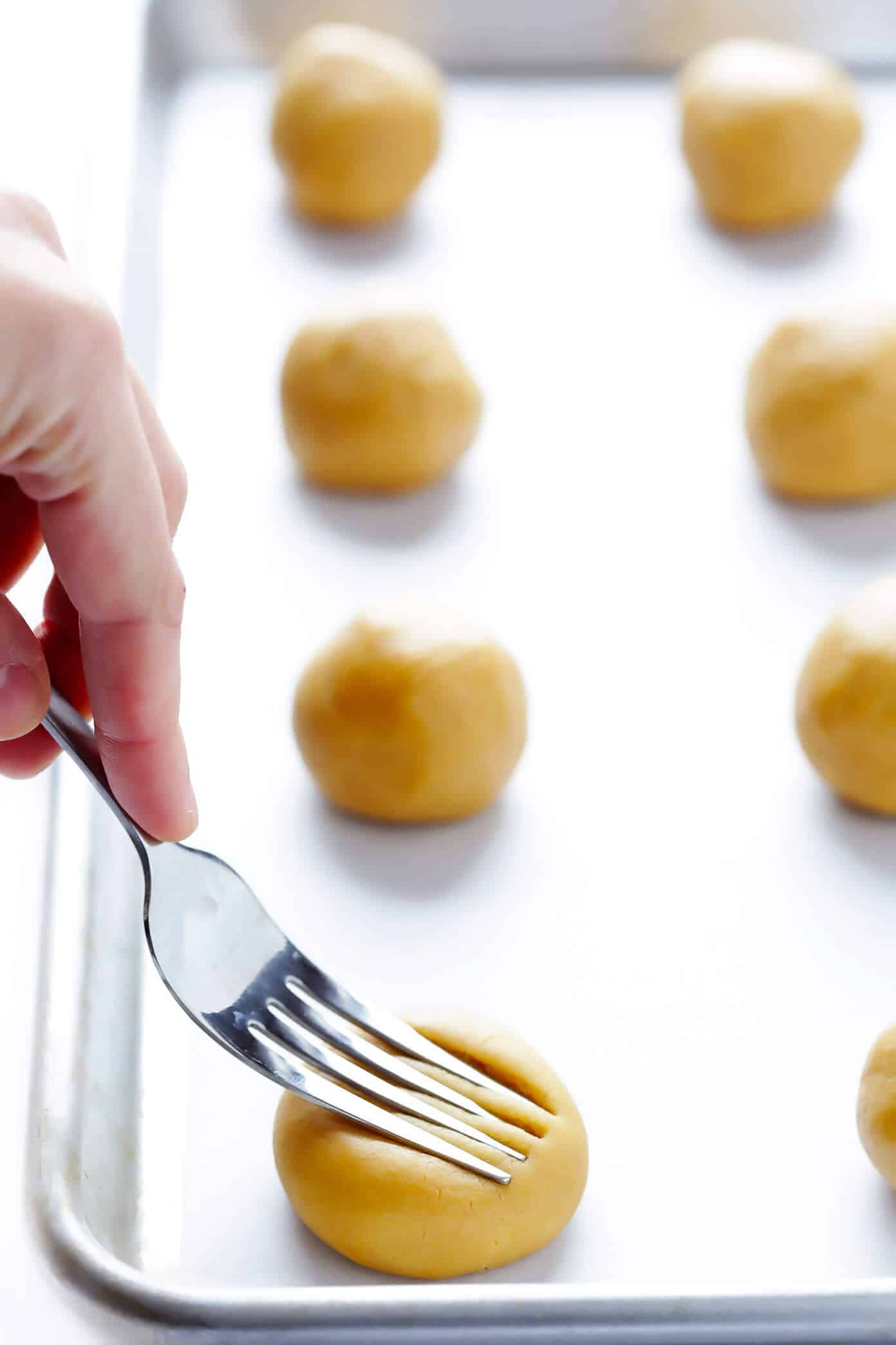 These classic Peanut Butter Cookies are perfectly soft, thick, chewy, and completely delicious! | Gimme Some Oven #peanutbutter #cookies #dessert #sweets #christmas #baking How To Make Peanut Butter Cookies