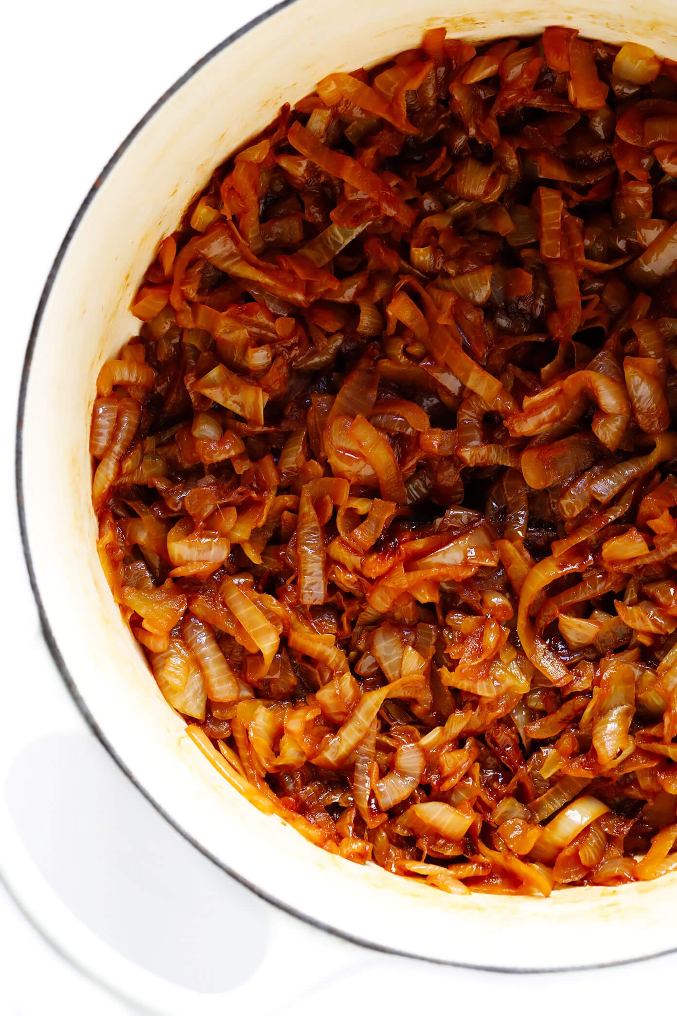 The BEST French Onion Soup recipe! It's easy to make, full of delicious caramelized onions, and topped with the classic cheesy baguette slices. A delicious vegetarian dinner recipe, perfect for fall and winter. | gimmesomeoven.com #onion #soup #dinner #vegetarian #recipe #caramelized #french #mealprep How To Make French Onion Soup with Caramelized Onions