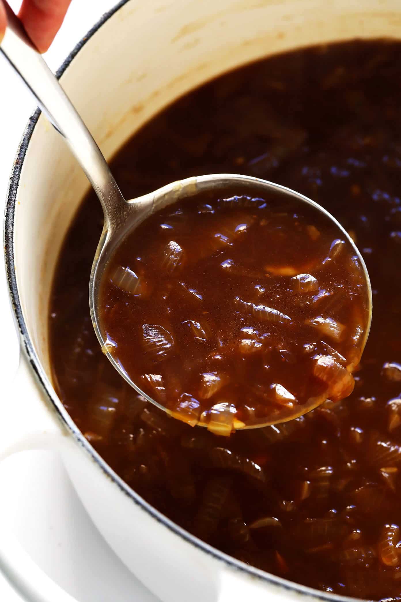 The BEST French Onion Soup recipe! It's easy to make, full of delicious caramelized onions, and topped with the classic cheesy baguette slices. A delicious vegetarian dinner recipe, perfect for fall and winter. | gimmesomeoven.com #onion #soup #dinner #vegetarian #recipe #caramelized #french #mealprep Classic French Onion Soup Recipe
