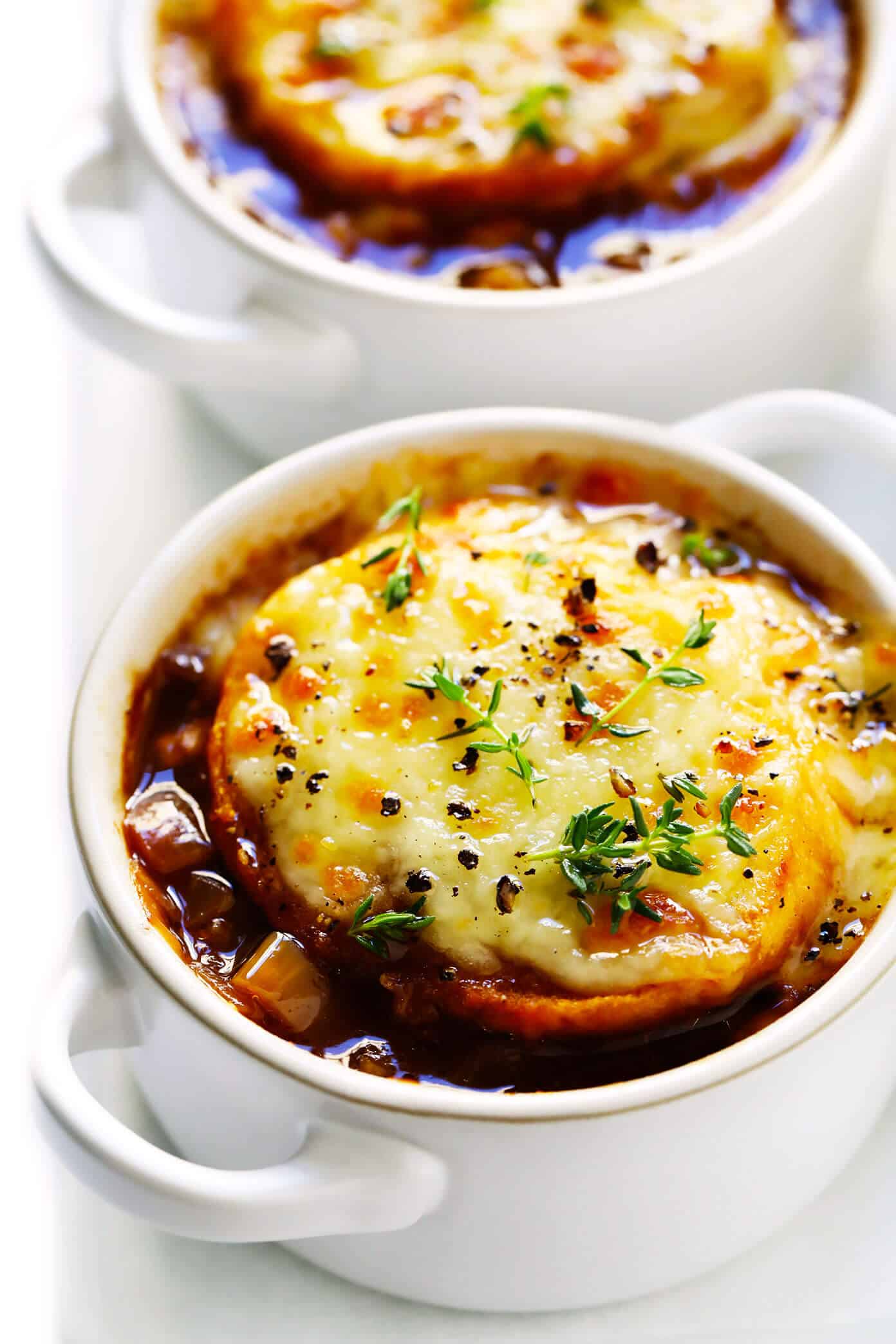 The BEST French Onion Soup recipe! It's easy to make, full of delicious caramelized onions, and topped with the classic cheesy baguette slices. A delicious vegetarian dinner recipe, perfect for fall and winter. | gimmesomeoven.com #onion #soup #dinner #vegetarian #recipe #caramelized #french #mealprep BEST French Onion Soup Recipe