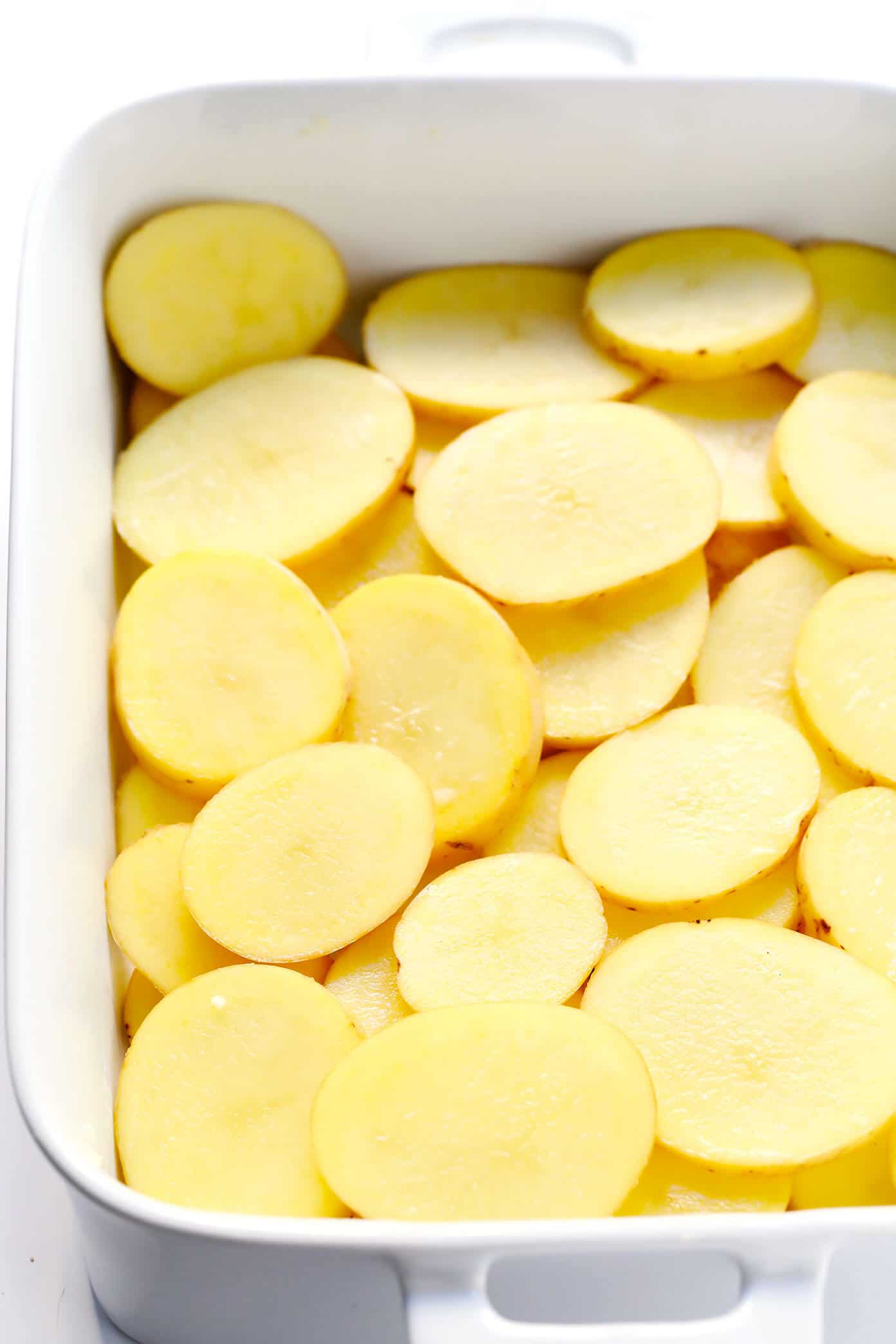 Truly the BEST scalloped potatoes recipe!! This simple side dish is easy to make, full of the most delicious creamy, garlicky, cheesy flavors, and it's always a crowd fave. Perfect for Thanksgiving, Christmas, Easter, or any time you need some irresistibly delicious potatoes in your life. | Gimme Some Oven #scalloped #potatoes #side #easter #christmas #thanksgiving #recipe How To Make Scalloped Potatoes