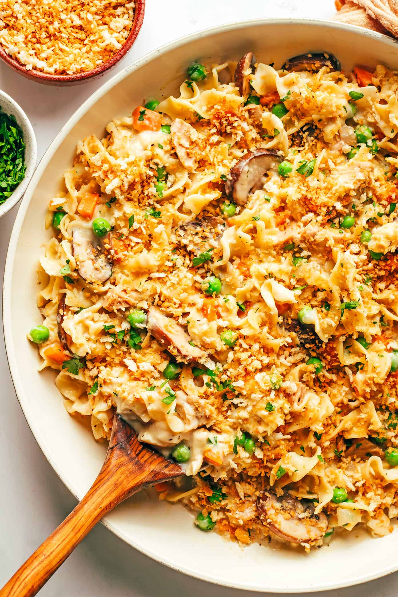 This lightened-up tuna casserole recipe is tossed with a creamy cheddar garlic-herb sauce, lots of veggies, tender egg noodles and a crispy Panko topping. A simple and delicious weeknight dinner recipe that's ready to go in just 40 minutes. | gimmesomeoven.com Tuna Casserole Recipe