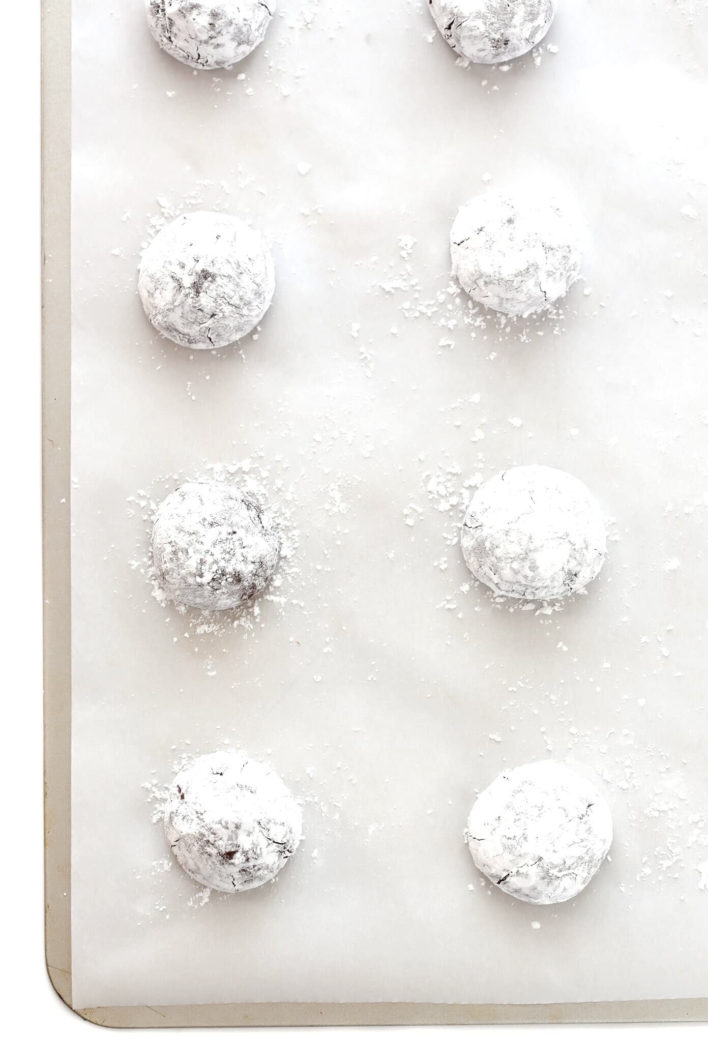 This chocolate crinkle cookies recipe (also known as snowballs) is easy to make and perfectly fudgy and dusted with powdered sugar. A classic dessert for Christmas and the holidays! | gimmesomeoven.com #chocolate #crinkle #cookies #dessert #christmas #holiday #baking Chocolate Crinkle Cookie Dough