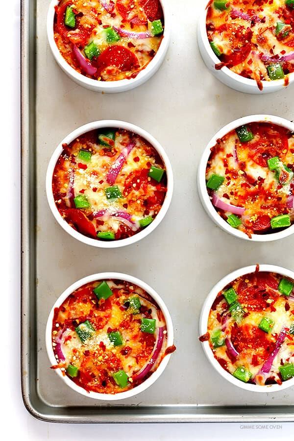 Easy Quinoa Pizza Bowls -- totally easy to customize with your favorite pizza toppings, and SO delicious!! (Bonus, they're also naturally gluten-free!) | gimmesomeoven.com