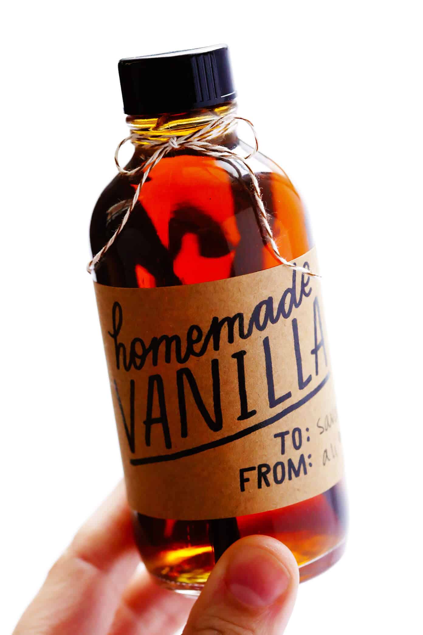Homemade Vanilla Extract is easy to make in 5 minutes with just 2 ingredients, and can cost significantly less than the store-bought version. Perfect for bakers and DIY gifts! | gimmesomeoven.com #vanilla #extract #homemade #diy #gifts #glutenfree #vegan #baking Homemade Vanilla Extract