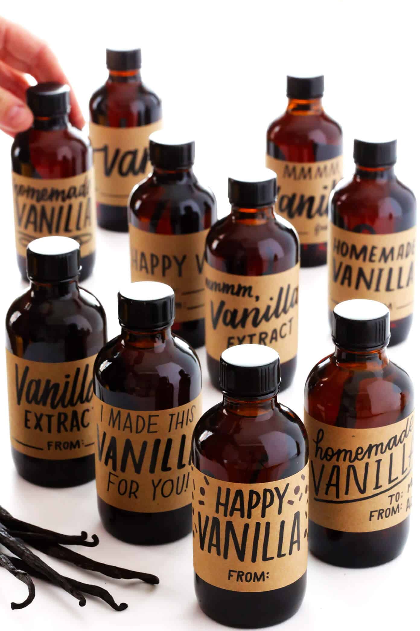 Homemade Vanilla Extract is easy to make in 5 minutes with just 2 ingredients, and can cost significantly less than the store-bought version. Perfect for bakers and DIY gifts! | gimmesomeoven.com #vanilla #extract #homemade #diy #gifts #glutenfree #vegan #baking Free Printable Labels for Vanilla Extract