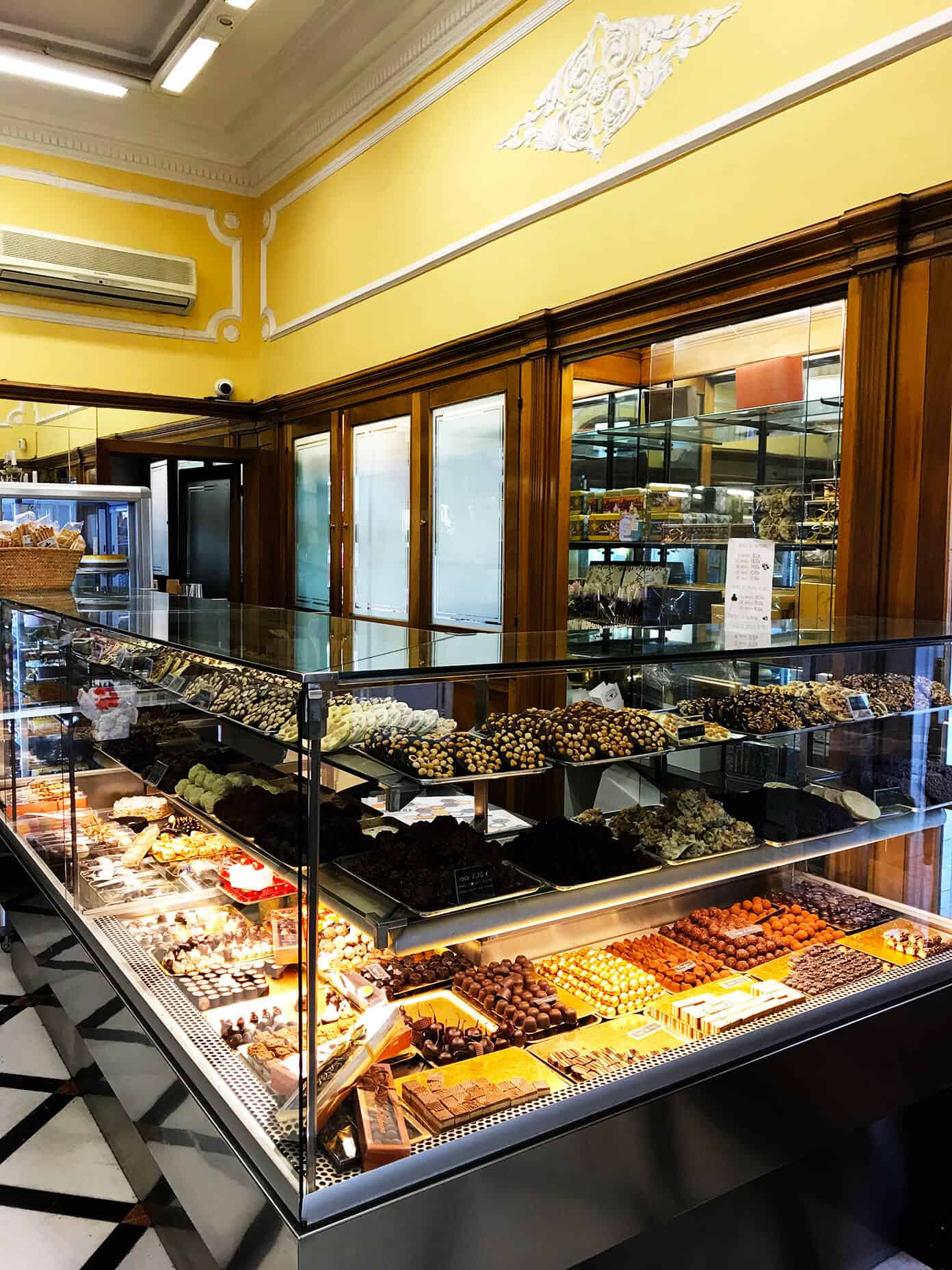 La Colmena - classic sweet shop | Gimme Some Barcelona Travel Guide La Colmena - classic sweet shop | Gimme Some Barcelona Travel Guide