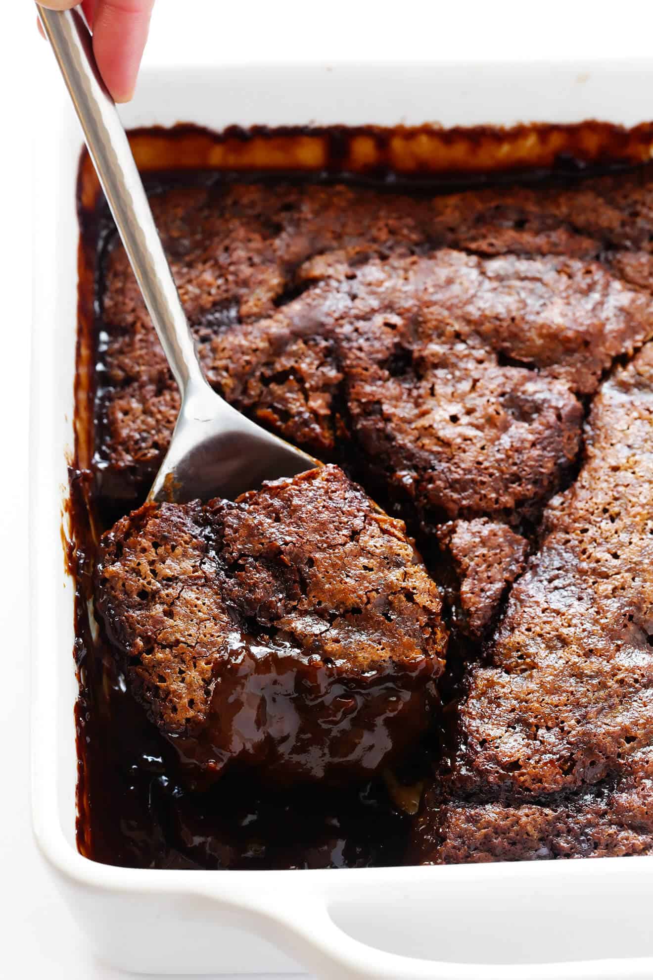 This Chocolate Avocado Hot Fudge Cake only takes about 10 minutes to prep, and bakes up with the most DELICIOUS and decadent layer of hot fudge waiting for you under the cake. So fun! | gimmesomeoven.com (Vegan)