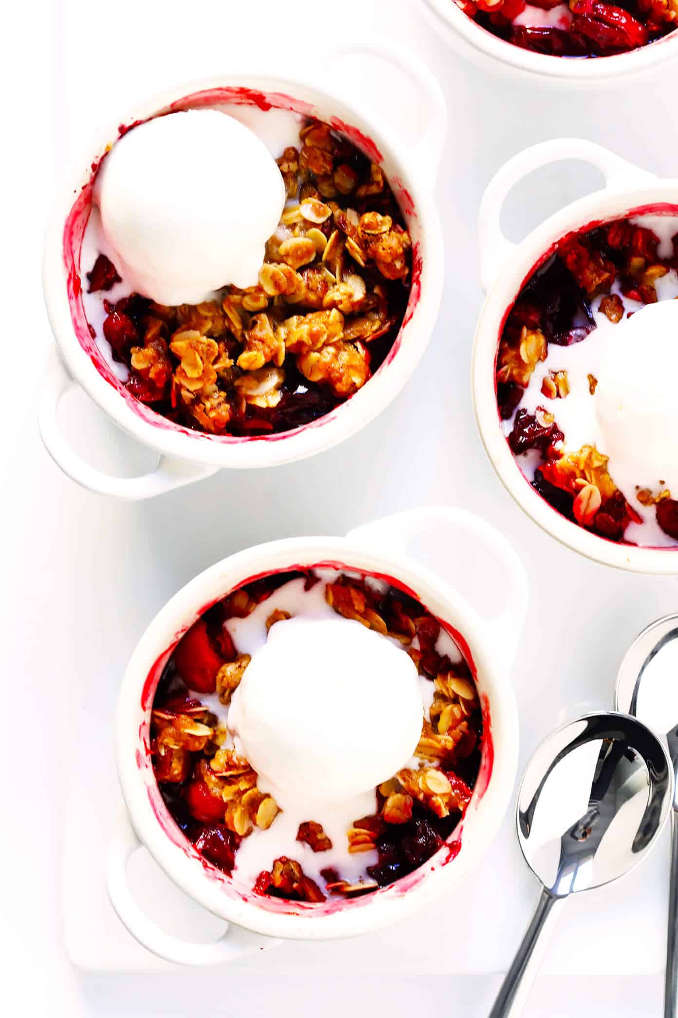 This delicious cranberry fruit crisp recipe is made with a sweet and tangy cranberry base, topped with a crispy oatmeal topping, and SO delicious! Feel free to make individual ramekin servings, or make the recipe in a single larger baking dish. | Gimme Some Oven #cranberry #fruit #crisp #dessert #thanksgiving #christmas #holiday Easy Cranberry Crisp Recipe
