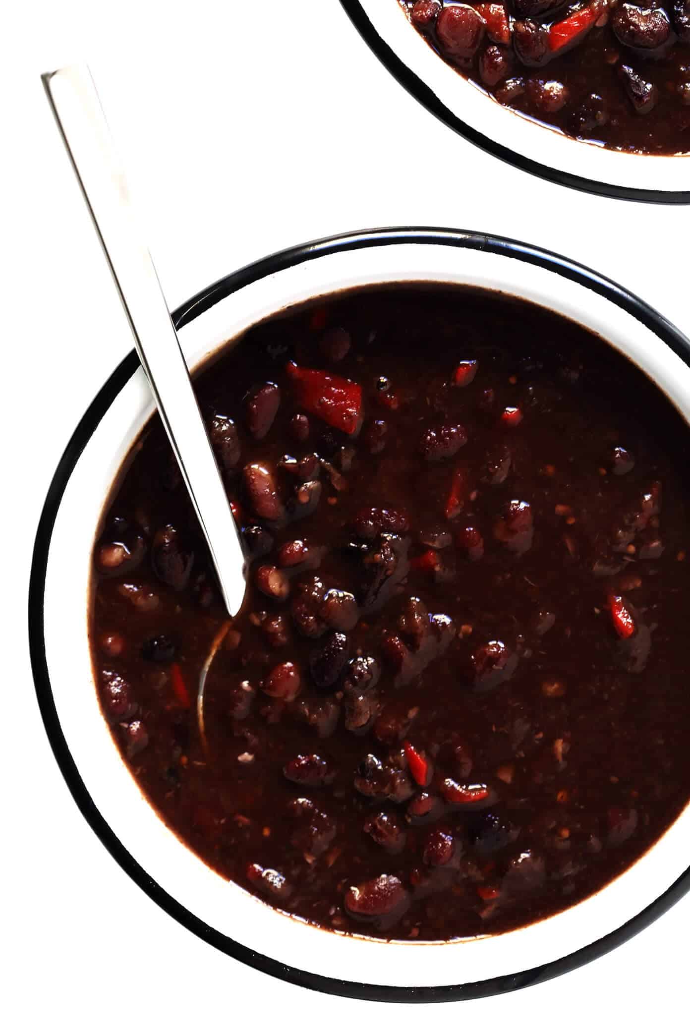 The BEST Black Bean Chili recipe! It's easy to make in the Instant Pot or Crock-Pot or stovetop, it's naturally gluten-free, vegan and vegetarian, and it's full of the most delicious zesty Mexican flavors. | Gimme Some Oven #blackbeanchili #mealprep #vegetarianchili #veganchili #instantpotchili The BEST Vegan Black Bean Chili Recipe