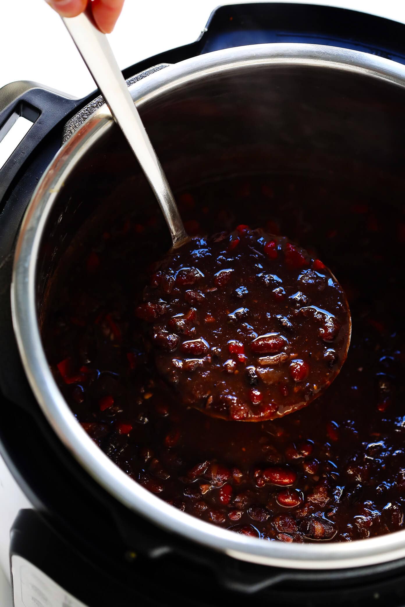 The BEST Black Bean Chili recipe! It's easy to make in the Instant Pot or Crock-Pot or stovetop, it's naturally gluten-free, vegan and vegetarian, and it's full of the most delicious zesty Mexican flavors. | Gimme Some Oven #blackbeanchili #mealprep #vegetarianchili #veganchili #instantpotchili The BEST Vegetarian Black Bean Chili recipe!
