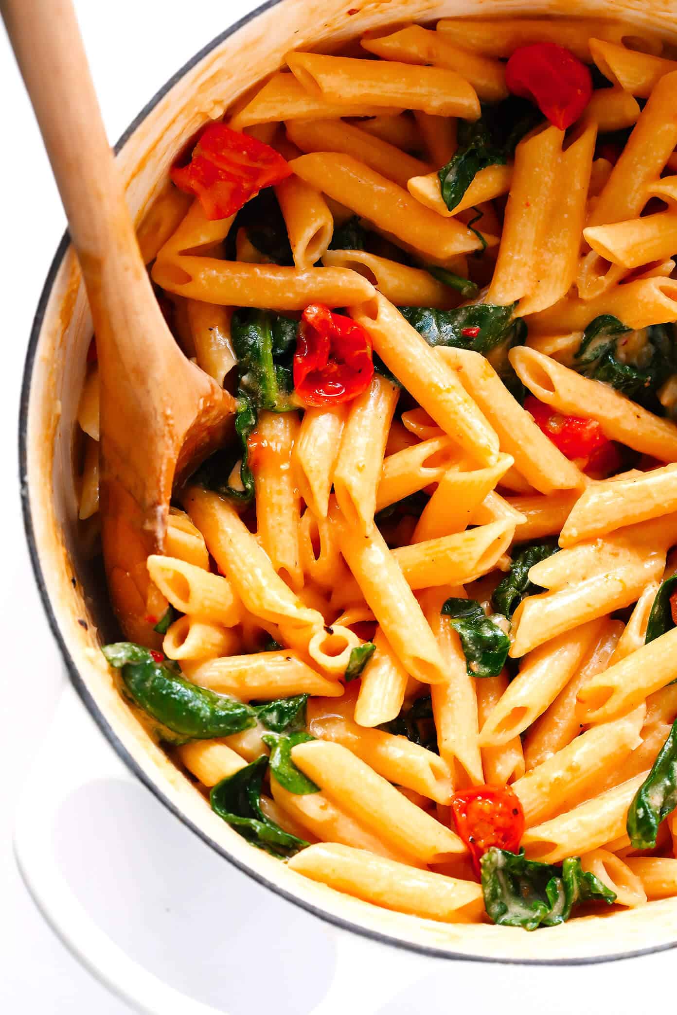This Creamy Rosé Pasta is tossed with juicy roasted tomatoes, spinach, and a heavenly creamy garlicky rosé wine sauce (made without heavy cream). Total comfort food, and totally delicious. | Gimme Some Oven #pastarecipes #rosé #dinnerrecipes #valentinesday Creamy Rosé Pasta with Roasted Tomatoes