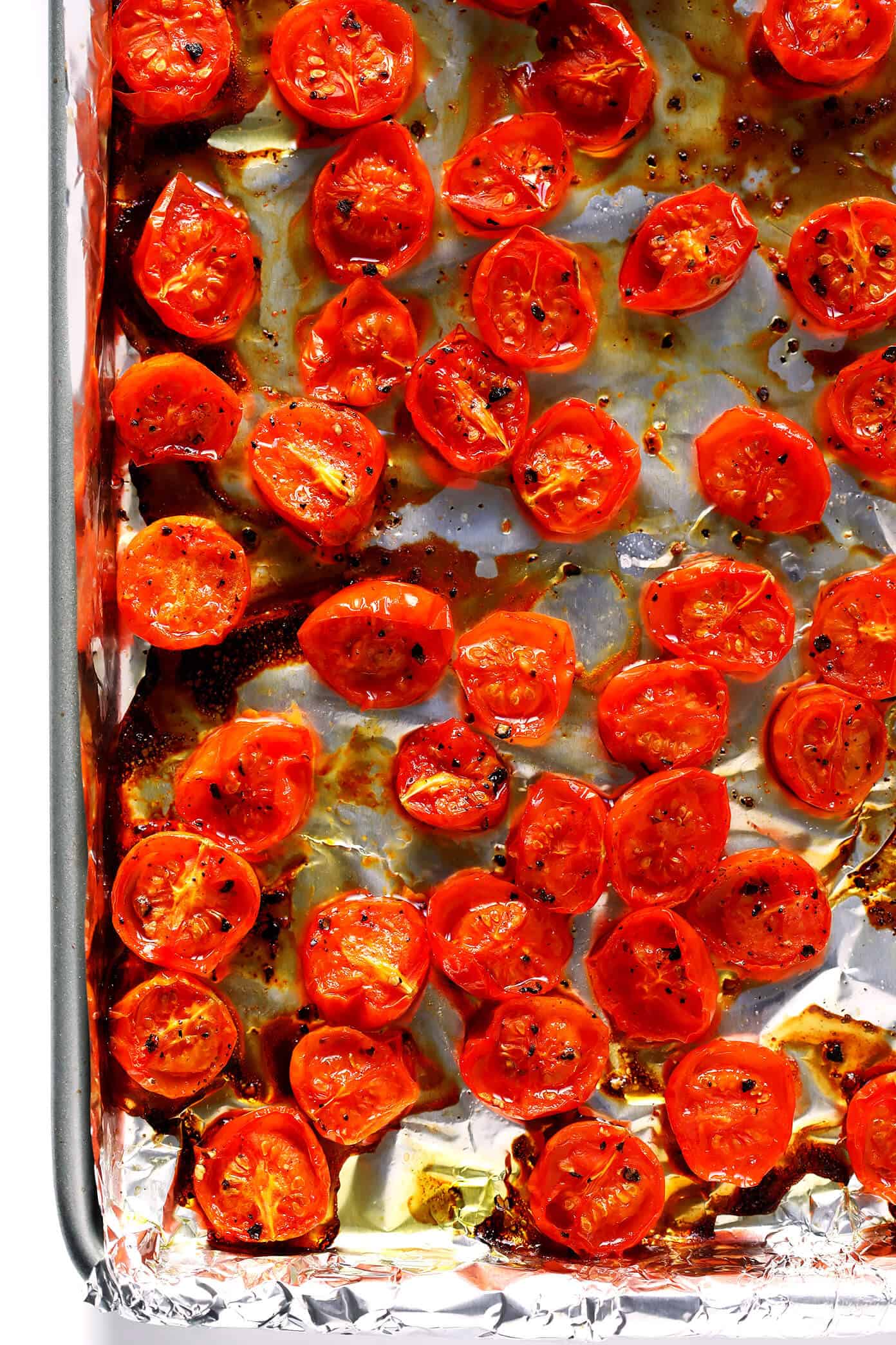 This Creamy Rosé Pasta is tossed with juicy roasted tomatoes, spinach, and a heavenly creamy garlicky rosé wine sauce (made without heavy cream). Total comfort food, and totally delicious. | Gimme Some Oven #pastarecipes #rosé #dinnerrecipes #valentinesday Juicy roasted tomatoes on a sheet pan