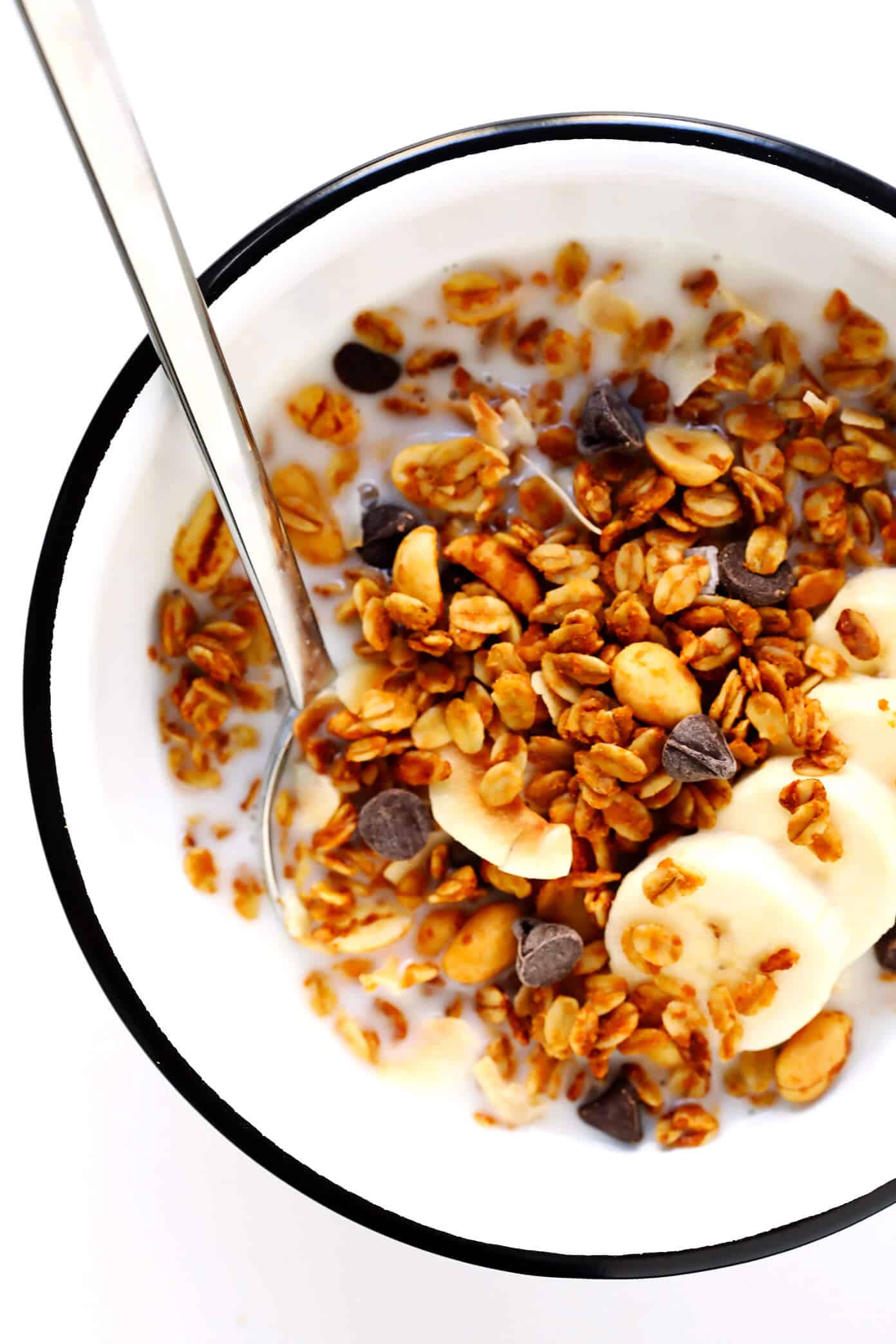 LOVE this peanut butter granola recipe! It's easy to make, naturally gluten-free, totally customize-able with your favorite add-ins (chocolate chips, coconut, etc.), and SO delicious. Perfect for an easy breakfast or healthy snack. | Gimme Some Oven #granola #peanutbutter #breakfastrecipes #healthyrecipes Peanut Butter Granola in Bowl