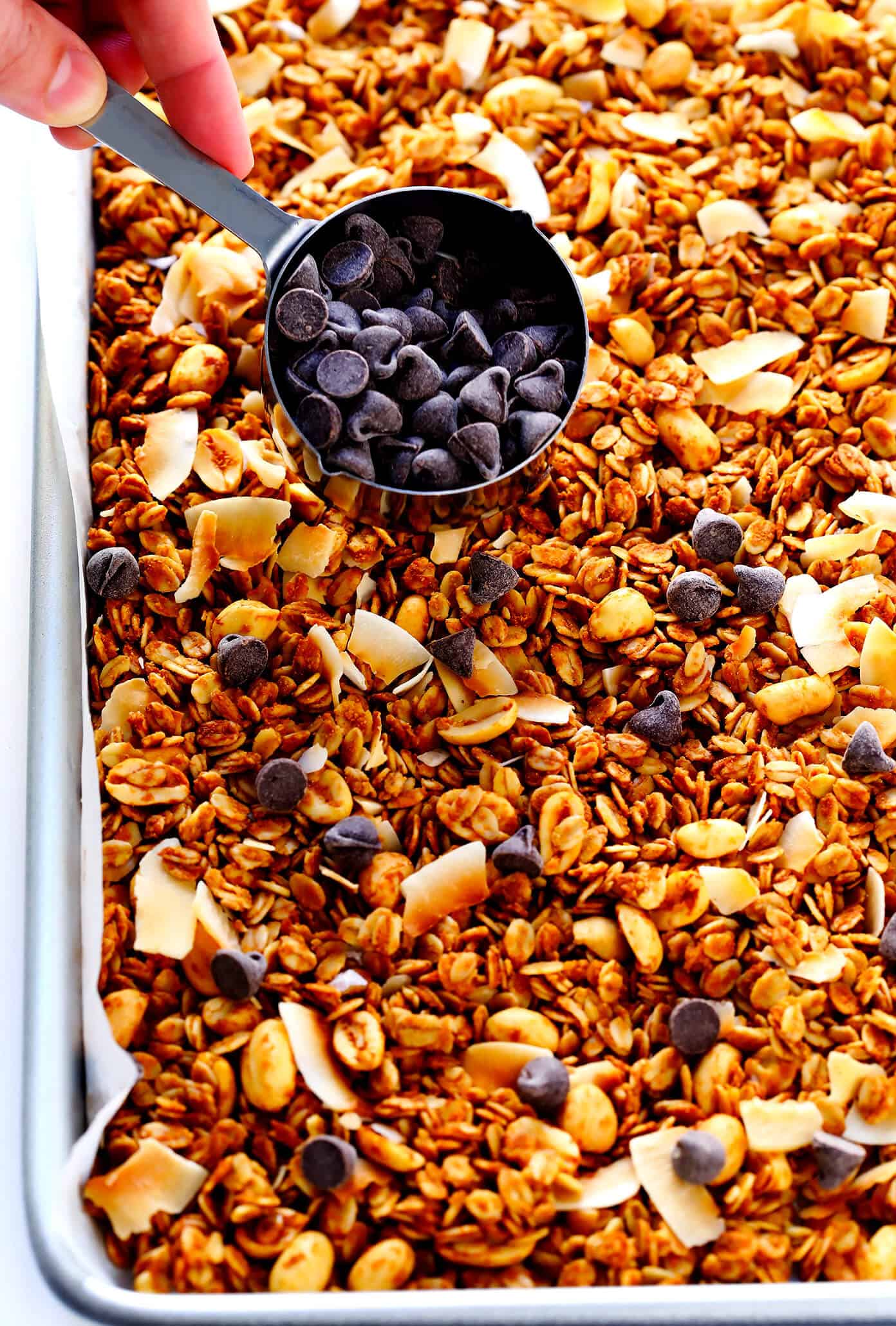 LOVE this peanut butter granola recipe! It's easy to make, naturally gluten-free, totally customize-able with your favorite add-ins (chocolate chips, coconut, etc.), and SO delicious. Perfect for an easy breakfast or healthy snack. | Gimme Some Oven #granola #peanutbutter #breakfastrecipes #healthyrecipes Peanut Butter Granola with Chocolate Chips