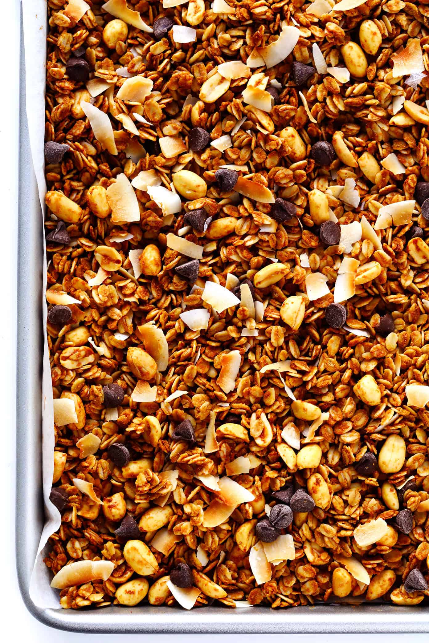 LOVE this peanut butter granola recipe! It's easy to make, naturally gluten-free, totally customize-able with your favorite add-ins (chocolate chips, coconut, etc.), and SO delicious. Perfect for an easy breakfast or healthy snack. | Gimme Some Oven #granola #peanutbutter #breakfastrecipes #healthyrecipes Peanut Butter Granola with Chocolate Chips