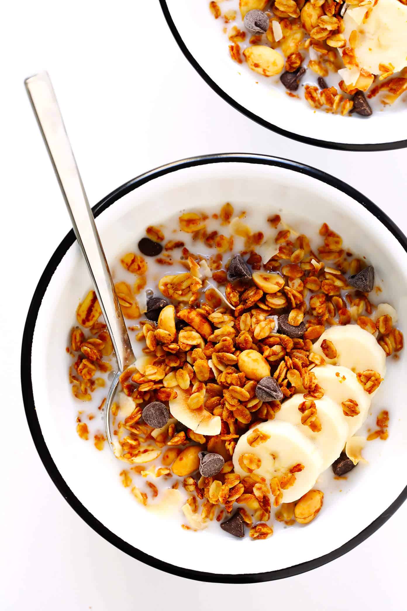 LOVE this peanut butter granola recipe! It's easy to make, naturally gluten-free, totally customize-able with your favorite add-ins (chocolate chips, coconut, etc.), and SO delicious. Perfect for an easy breakfast or healthy snack. | Gimme Some Oven #granola #peanutbutter #breakfastrecipes #healthyrecipes Peanut Butter Granola in Bowls