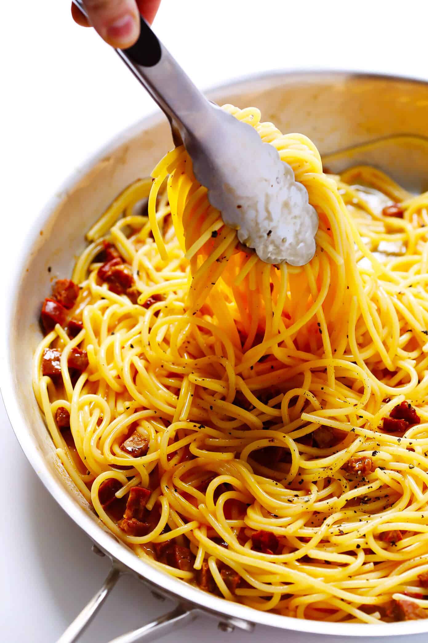 LOVE this Spanish Chorizo Spaghetti Carbonara! It's a Spanish take on the Italian classic, made with lots of spicy (or sweet) chorizo and Manchego cheese, and ready to go in just 20 minutes! | Gimme Some Oven #spaghetticarbonara #spanishrecipes #italian #chorizo #dinnerrecipes #easydinner Spanish Chorizo Spaghetti Carbonara in Pan