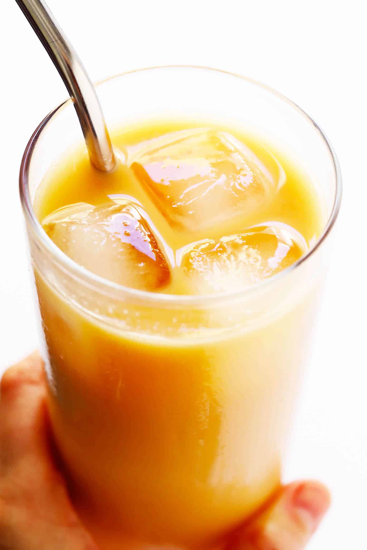 This 5-Minute Iced Rooibos Latte is my favorite drink of the season! It's quick and easy to make, naturally herbal and caffeine-free, easy to customize with your favorite kind of milk and sweetener (I love honey and almond milk), and SO delicious. | Gimme Some Oven #latte #rooibos #healthy #vegan #summer #drink 5-Minute Iced Rooibos Latte