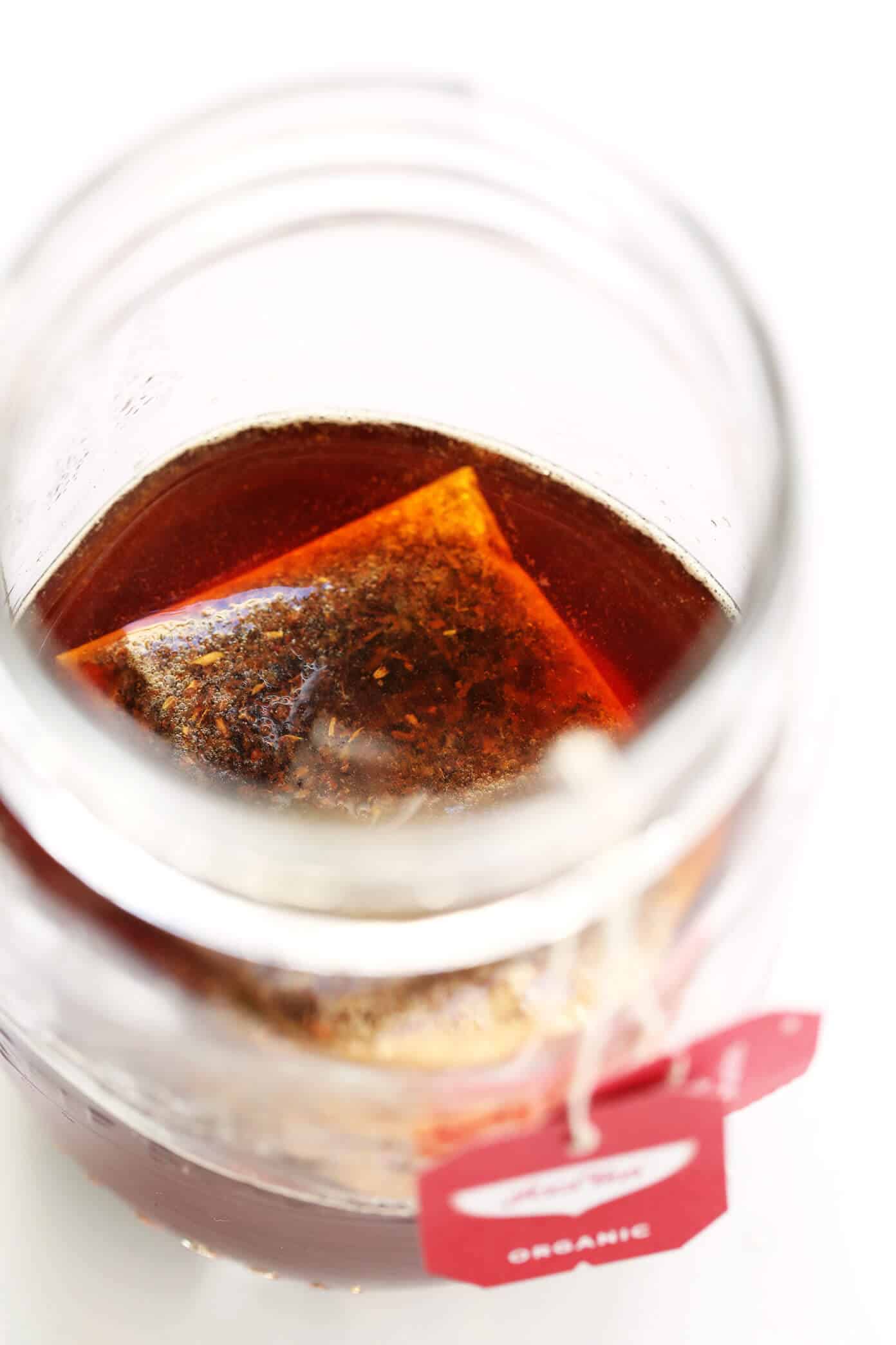 This 5-Minute Iced Rooibos Latte is my favorite drink of the season! It's quick and easy to make, naturally herbal and caffeine-free, easy to customize with your favorite kind of milk and sweetener (I love honey and almond milk), and SO delicious. | Gimme Some Oven #latte #rooibos #healthy #vegan #summer #drink Rooibos Tea