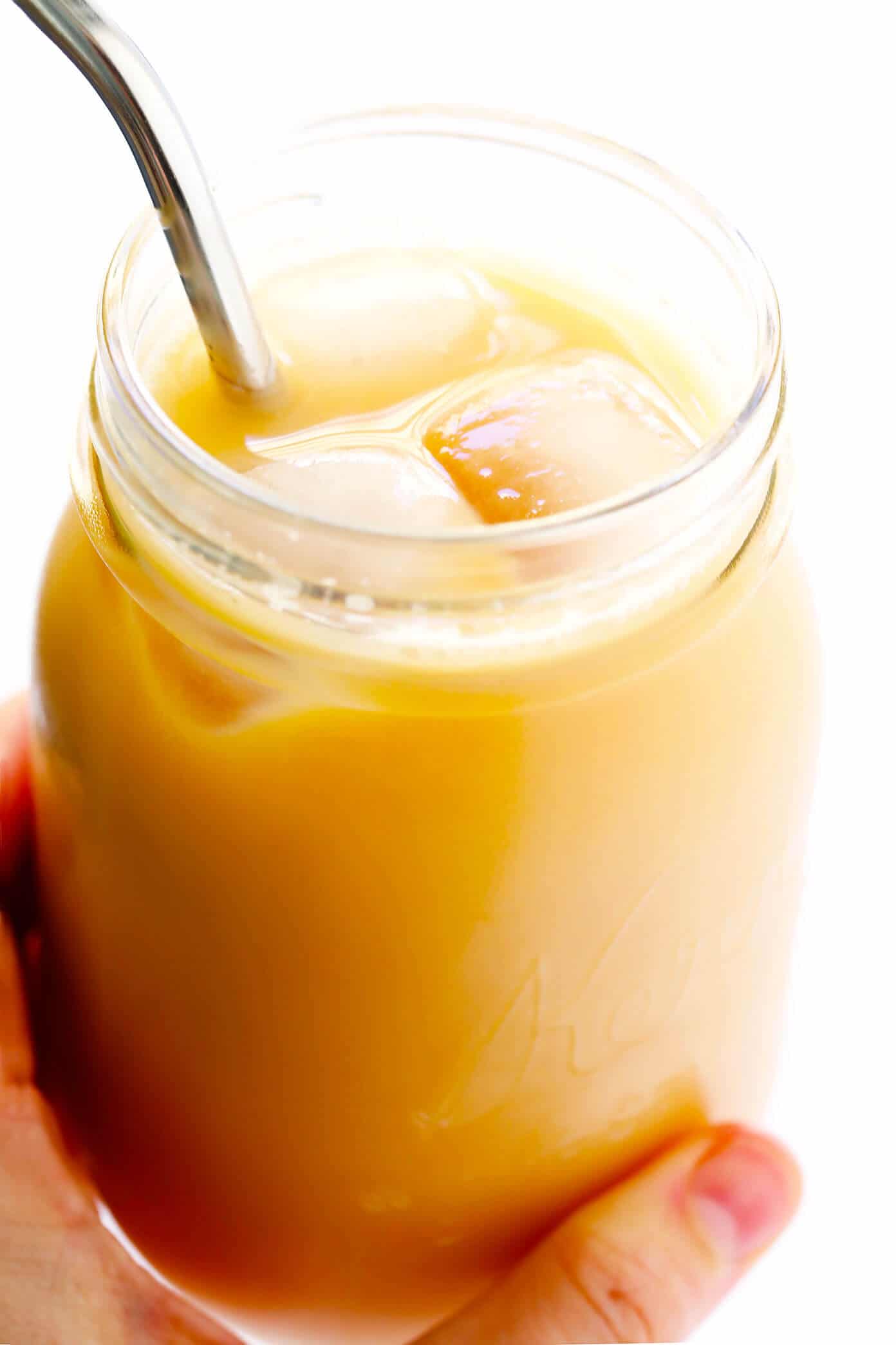 This 5-Minute Iced Rooibos Latte is my favorite drink of the season! It's quick and easy to make, naturally herbal and caffeine-free, easy to customize with your favorite kind of milk and sweetener (I love honey and almond milk), and SO delicious. | Gimme Some Oven #latte #rooibos #healthy #vegan #summer #drink Iced Rooibos Tea Latte