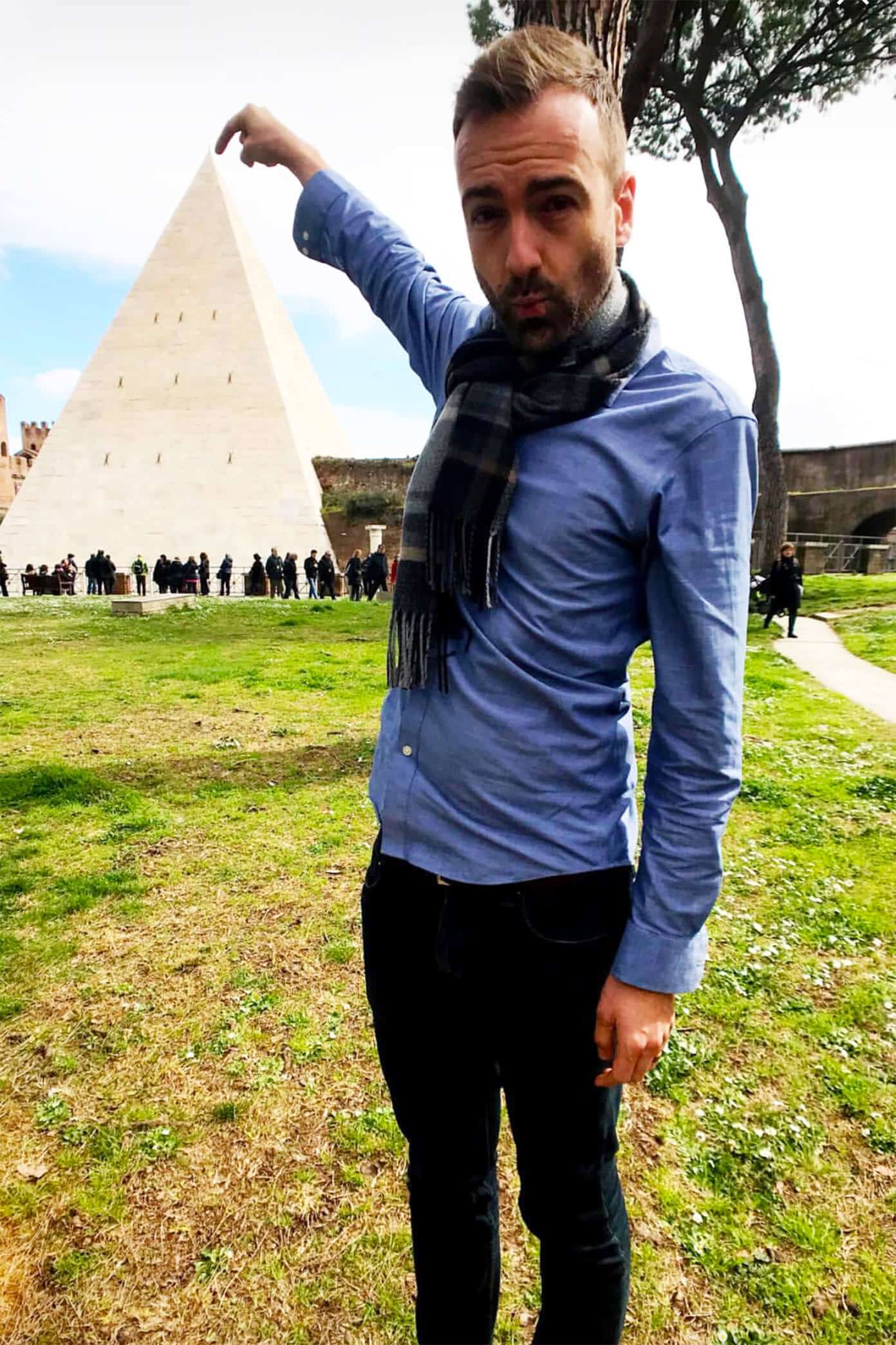 Our Weekend In Rome and Naples -- lots of travel recommendations on the best restaurants and what to eat, things to do, and where to stay in Roma. | Gimme Some Oven #rome #italy #travel #tips #restaurants Rome Pyramid (with Eating Italy Tours)